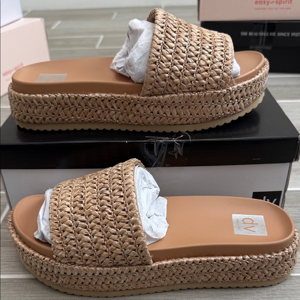 DV Dolce Vita Tan Scottie Footbed Sandals size 10